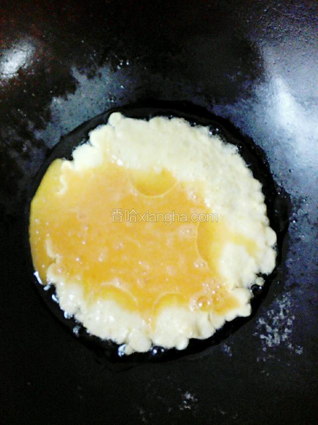 锅里放油，将鸡蛋液倒入锅中，煎成蛋饼状