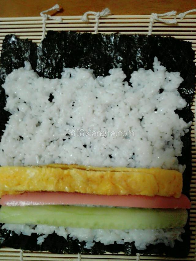 在米饭上放黄瓜火腿鸡蛋