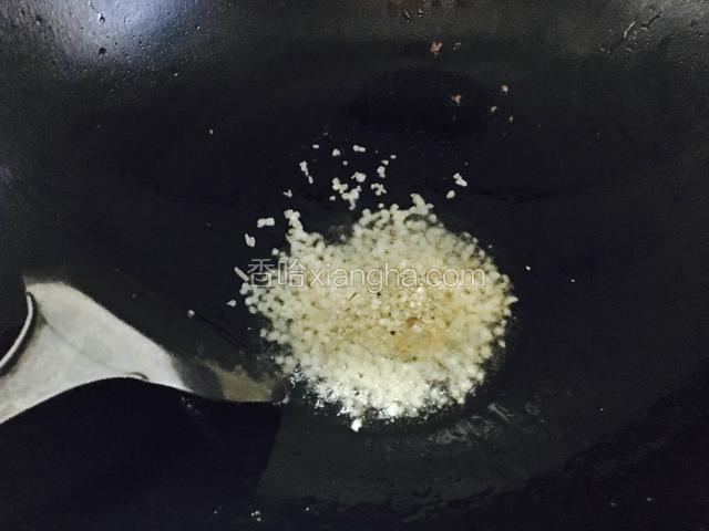 锅中烧热油下蒜末爆香。