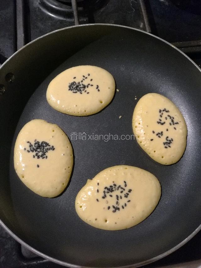 用不粘锅煎到两面金黄出锅。