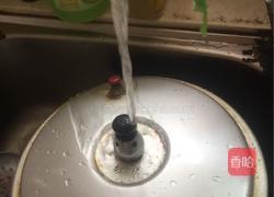 豌豆水煮鸭蛋的做法图解3