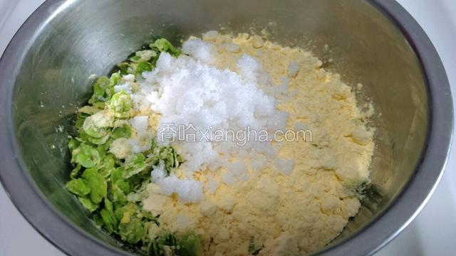 加入适量白糖、十三香，搅拌均匀。
