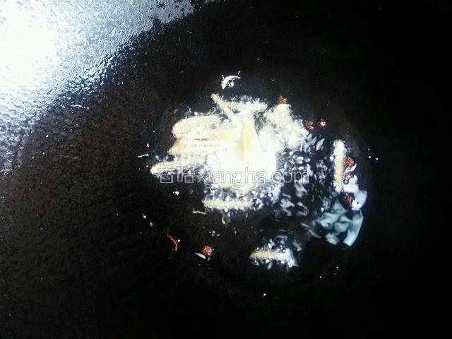 适量的油煸香干料，下豆瓣微炒。