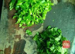 香菜青椒小炒肉的做法图解1