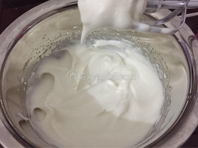 往蛋清中加入几滴白醋，手持电动打蛋器打发蛋白至湿性发泡状态（即提起打蛋器出现小弯钩），途中分三次加入细砂糖。