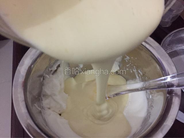先取三分之一的蛋白霜，加入蛋黄糊中，以切拌的方式拌均匀；再将拌均匀的蛋糕糊全部倒入蛋白霜中，一样以切拌的方式拌匀。