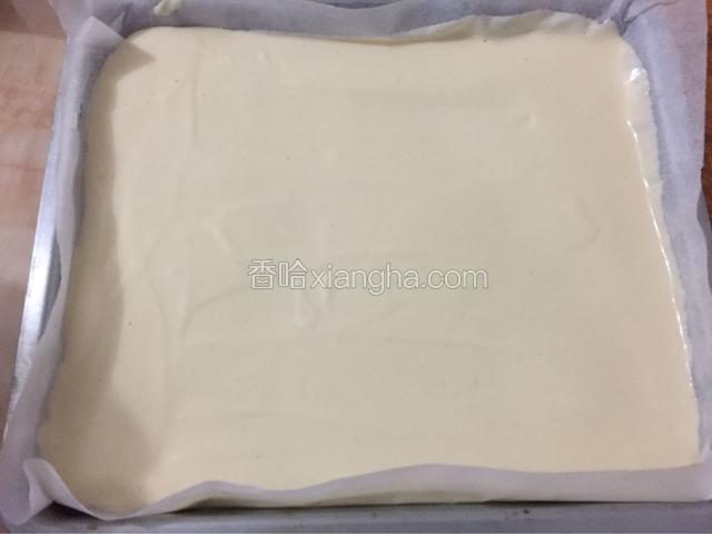 将蛋糕糊倒入铺好油纸的烤盘，用刮刀抹平表面，震动几下，使其自动消泡。