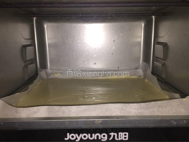 送进预热好的烤箱，上下火140度，中层，30分钟。