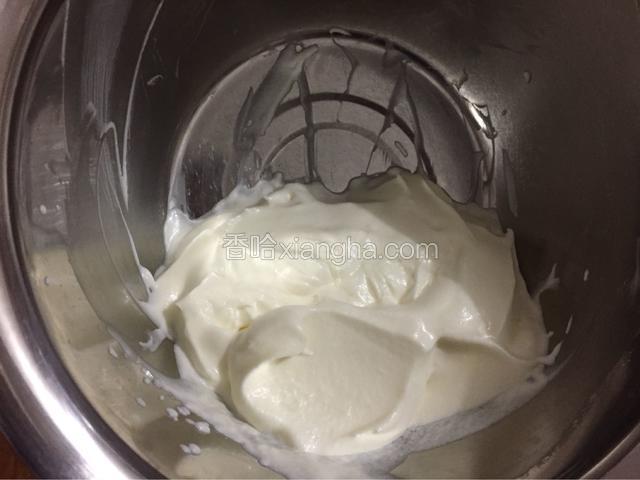 冷藏过的淡奶油，加入适量的细砂糖，用电动打蛋器打发。
