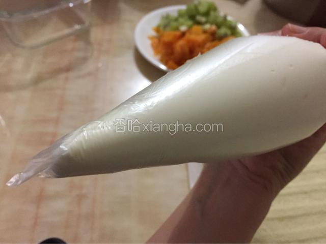 奶油装进裱花袋，剪一个小口。