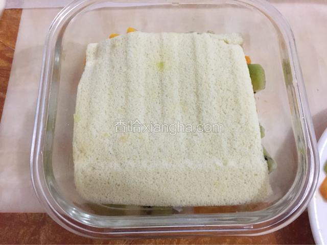 接着再铺上一层蛋糕，挤一层奶油。