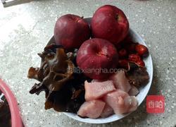 黑木耳萍果瘦肉汤的做法图解4