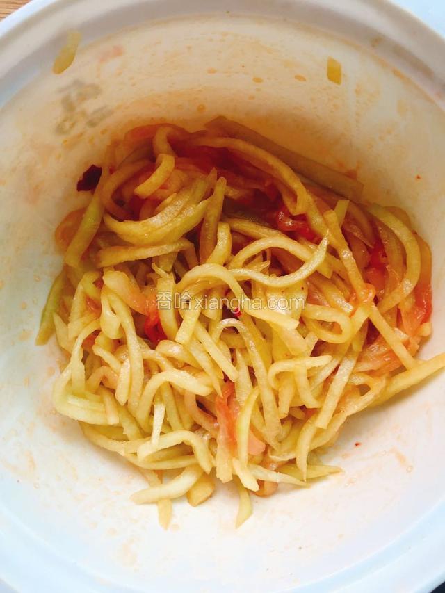 将调味料搅拌均匀。