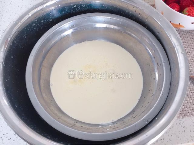 把奶油和糖混合 天气热了 要隔着冰水打发
