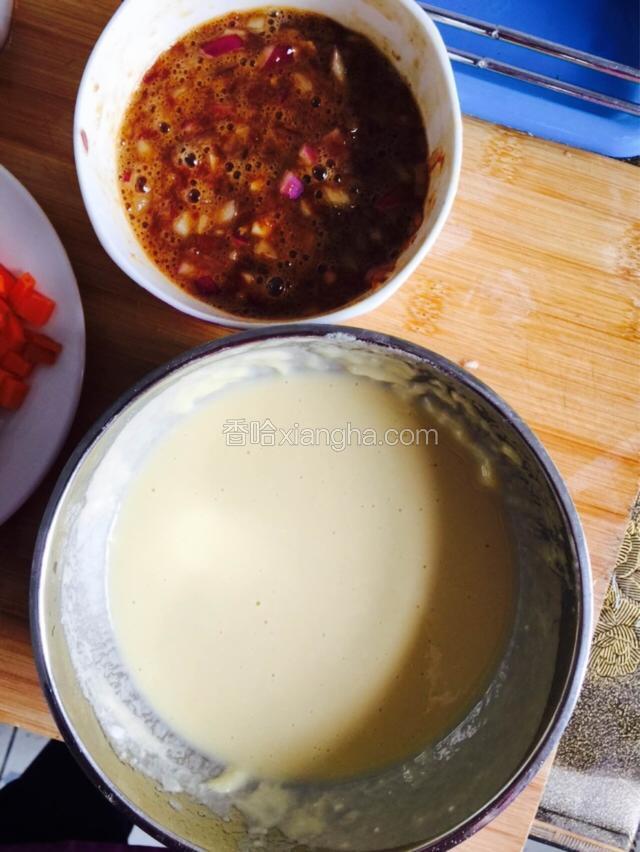 把面粉和玉米面和一个鸡蛋加水搅拌均匀，调成糊状，牛肉和鸡蛋一个放入调料，搅拌均匀备用