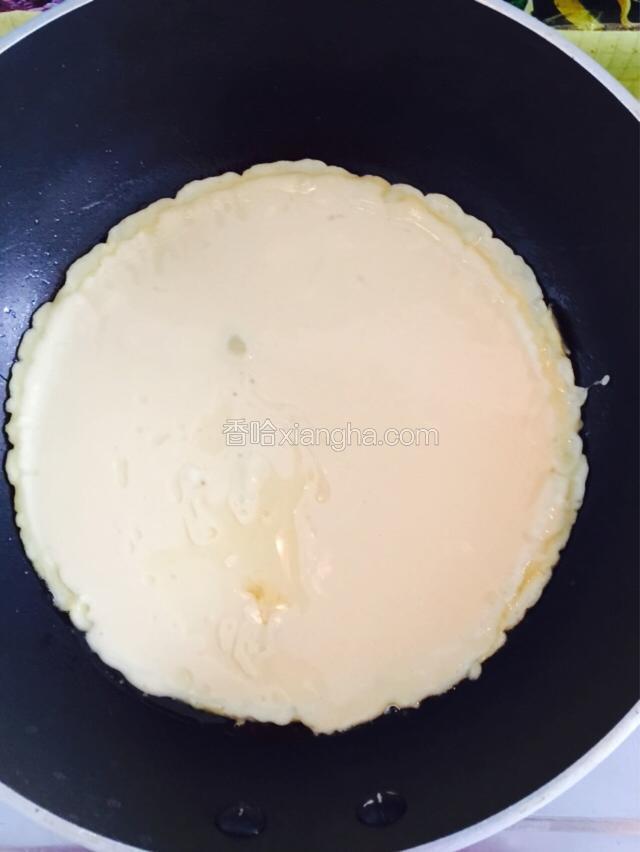 不粘锅或者电饼档，放入少许油，把面糊倒入平底锅，成圆形状