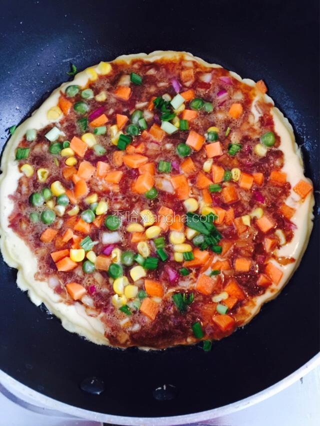 再把搅拌好的牛肉馅料倒入里面，转成小火