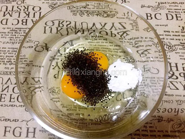 鸡蛋打入碗中，加入糖粉、黑芝麻