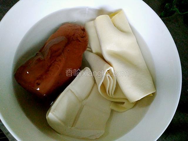 放入豆腐皮，豆腐和猪血泡一小时