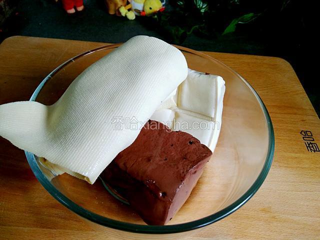 泡好的豆腐皮，豆腐和猪血洗净沥干水