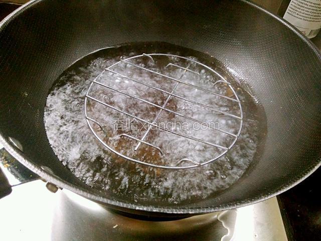 锅烧开水，放入蒸架