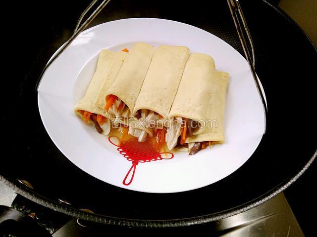 蒸好，用万能夹，夹出盘子
