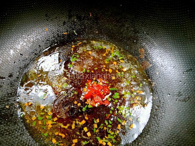 加入剁椒，胡椒粉和味精