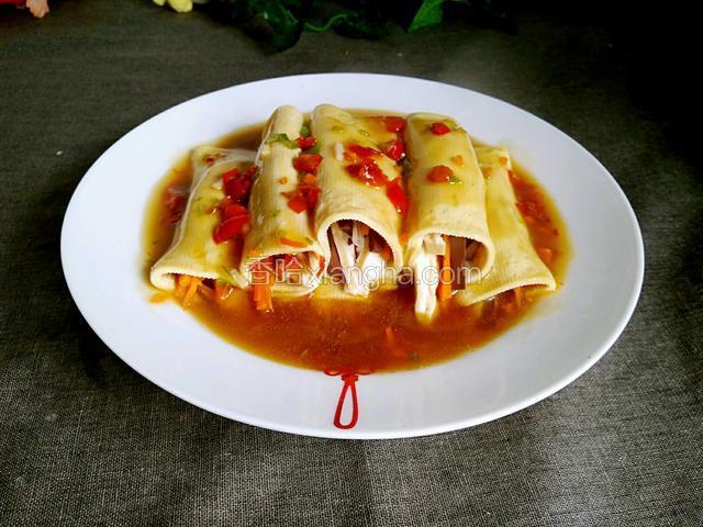 淋入豆腐皮包豆腐猪血上面