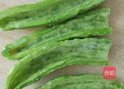 苦瓜炒蛋的做法图解1