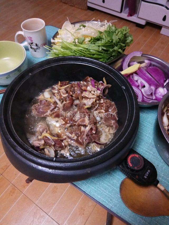 放入腌好的牛肉，不要汤加姜翻炒