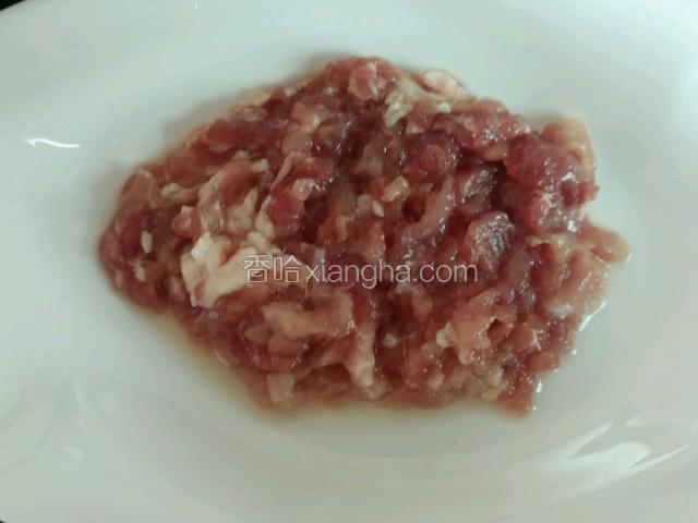 瘦肉切碎沫。