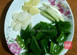 莲藕木耳炒肉片的做法图解1