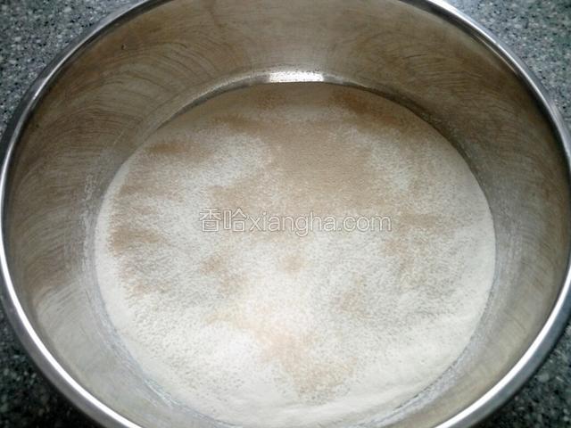 面粉放酵母。