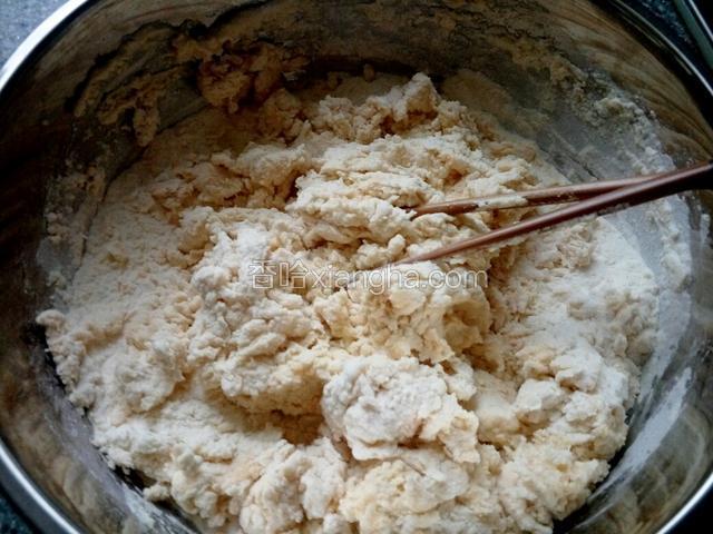 倒入黄豆糊，筷子搅拌，试量这倒入，以免面软了。
