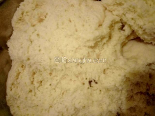 试量的碱水在揉一揉，一定要揉均匀了，最后沾着水在去揉，