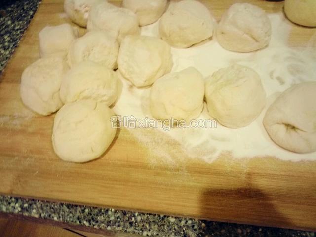 手揪成一样大小的剂子。