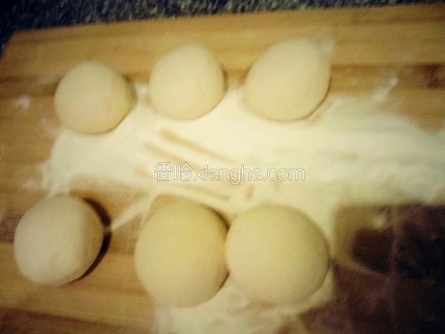 在放干面粉揉成馒头。