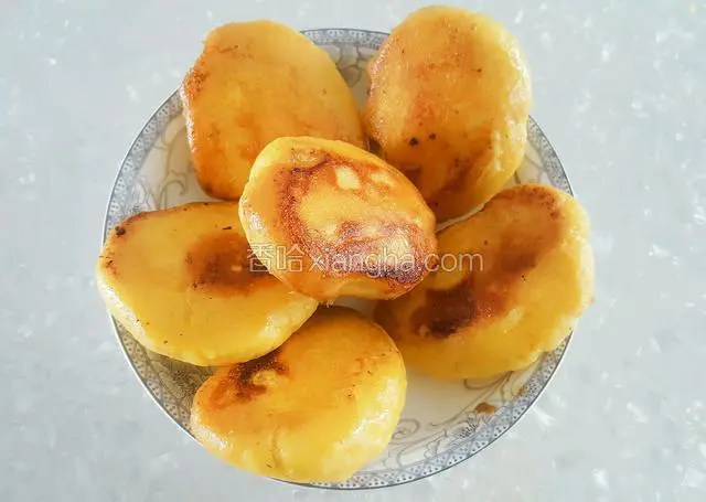 带锅巴的饼子。