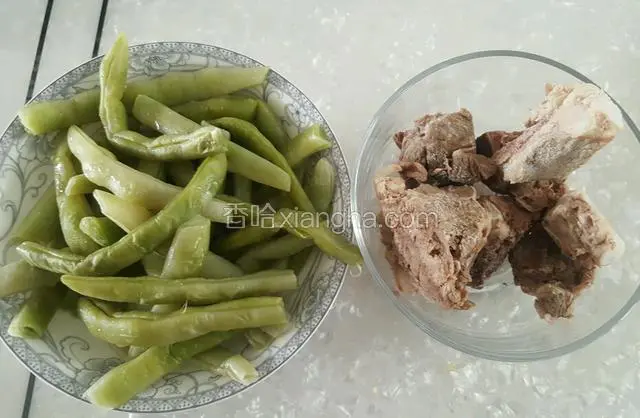 准备好豆角和骨头。