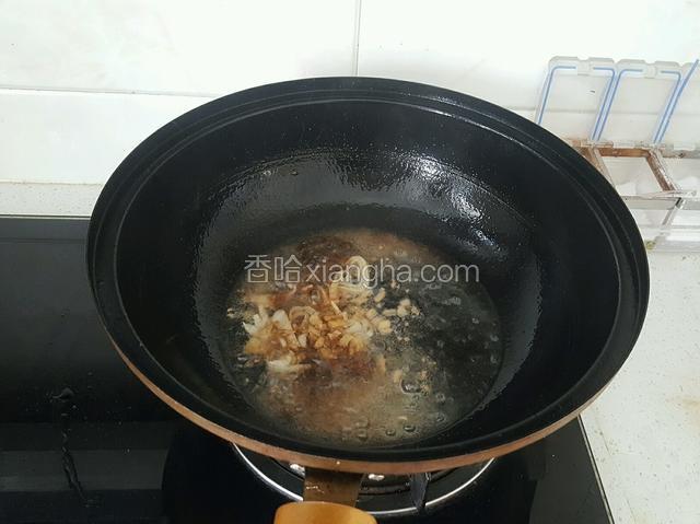 热锅起油，加入葱姜爆锅，倒入酱油翻炒。