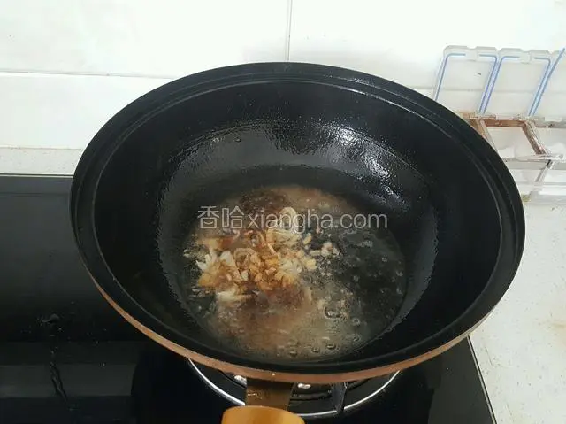 热锅起油，加入葱姜爆锅，倒入酱油翻炒。