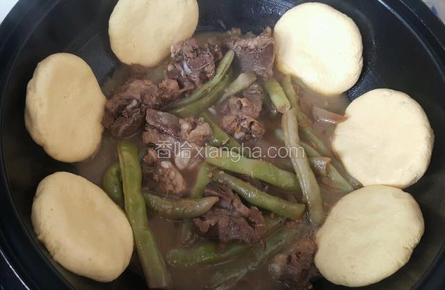 所有的面都团成饼子贴好，盖锅盖炖煮15钟就熟了。