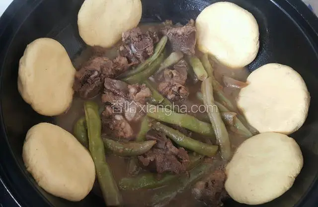 所有的面都团成饼子贴好，盖锅盖炖煮15钟就熟了。