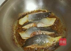 辣子马哈鱼的做法图解1