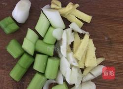 猪肝炒芹菜的做法图解1