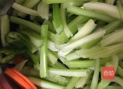 猪肝炒芹菜的做法图解2