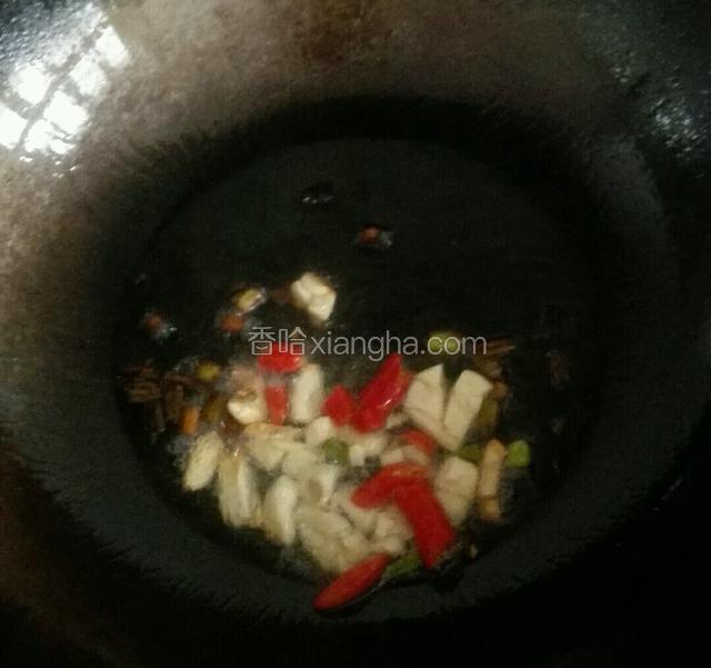 油锅下油葱白蒜蓉小米椒爆香
