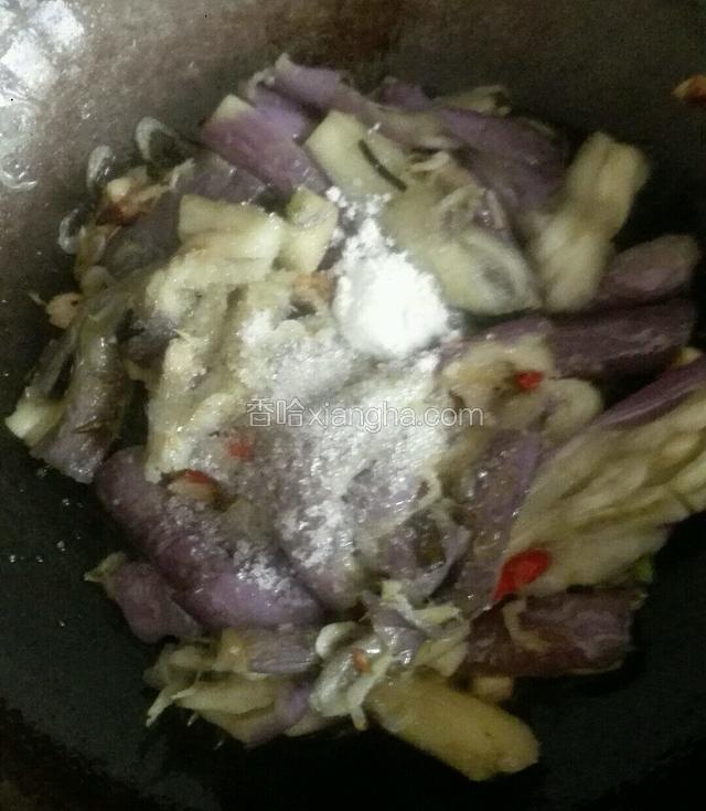 接着加盐白糖味精炒均匀
