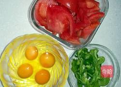 番茄青椒炒蛋的做法图解1