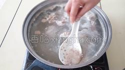 土豆排骨汤的做法图解2